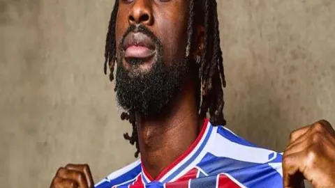 意杯半决赛VAR判罚解读同步呈现，意甲赛场大屏幕同步展示